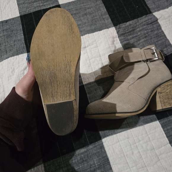 Stylish Women's Suede Ankle Boots - Tan - Picture 2 of 4